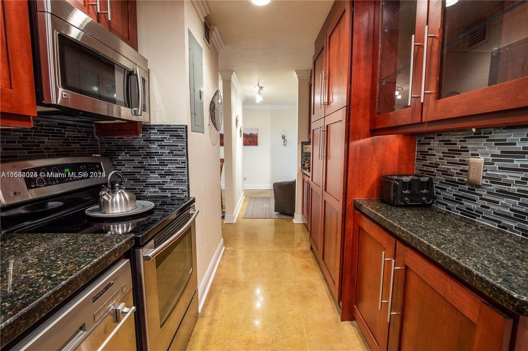 For Rent: $2,250 (1 beds, 1 baths, 900 Square Feet)