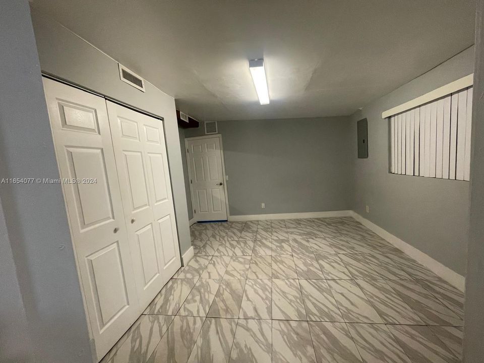 For Rent: $1,700 (1 beds, 1 baths, 1323 Square Feet)