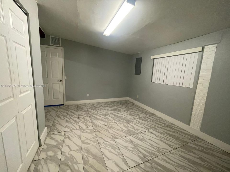 For Rent: $1,700 (1 beds, 1 baths, 1323 Square Feet)