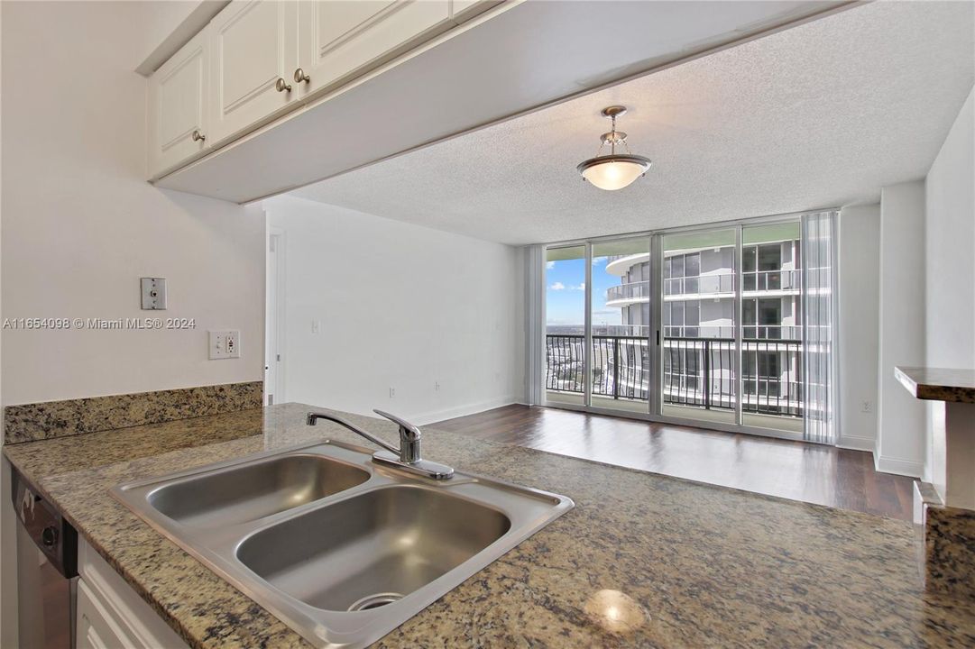 Active With Contract: $2,406 (1 beds, 1 baths, 842 Square Feet)