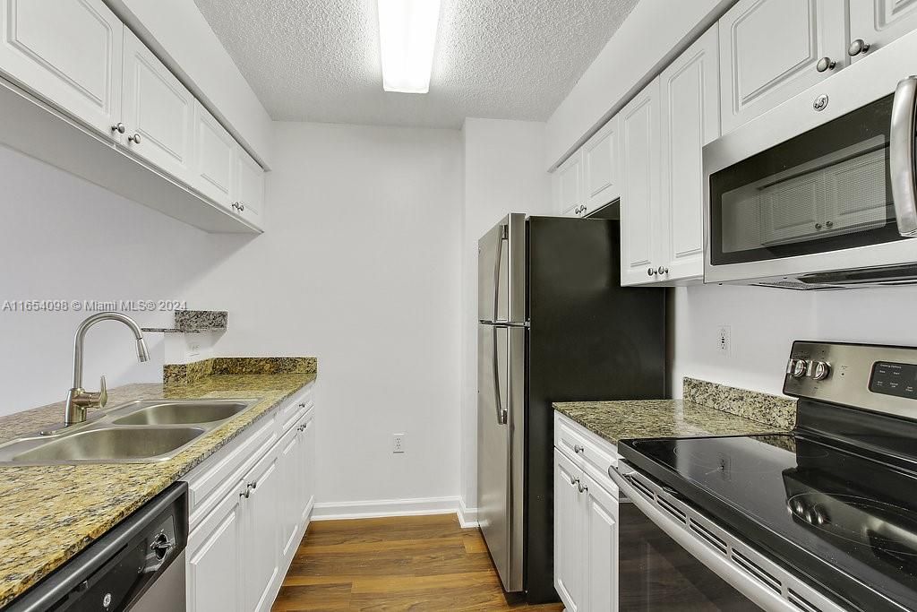 Active With Contract: $2,406 (1 beds, 1 baths, 842 Square Feet)