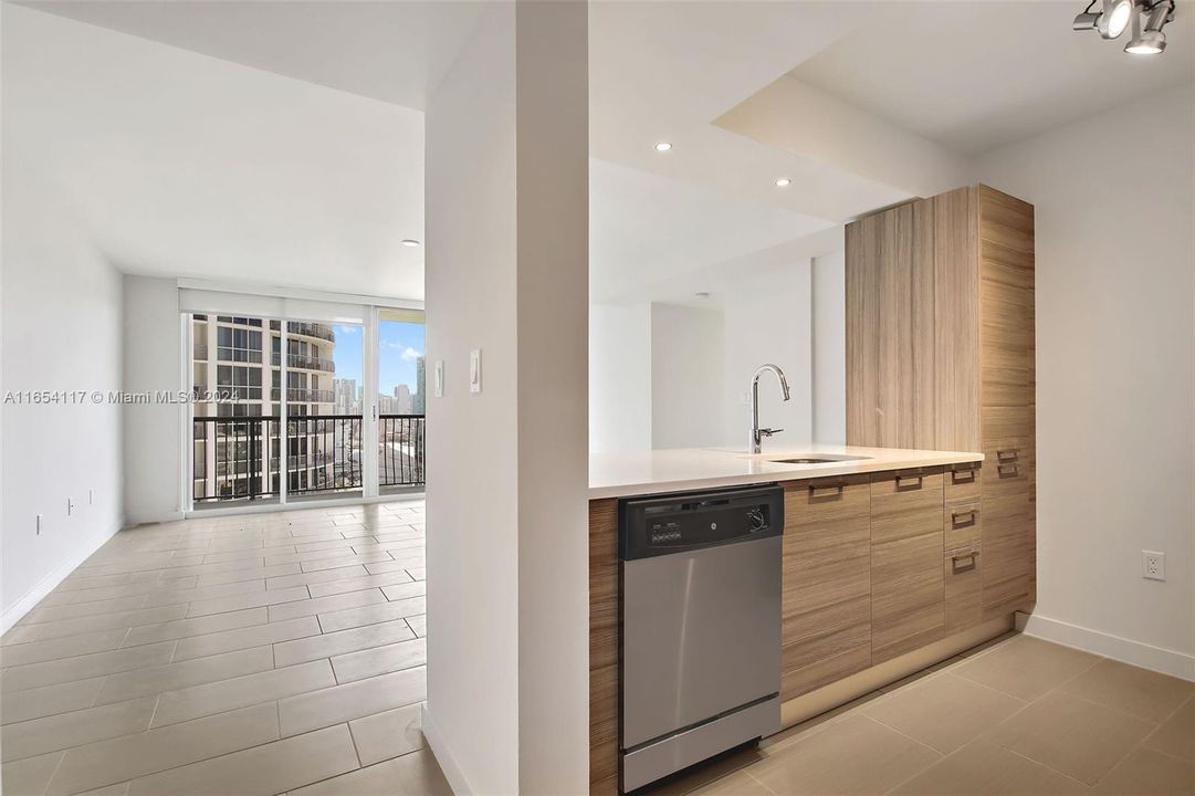 Active With Contract: $3,950 (2 beds, 2 baths, 1246 Square Feet)