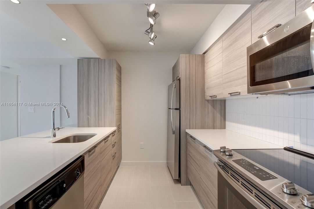 Active With Contract: $3,950 (2 beds, 2 baths, 1246 Square Feet)