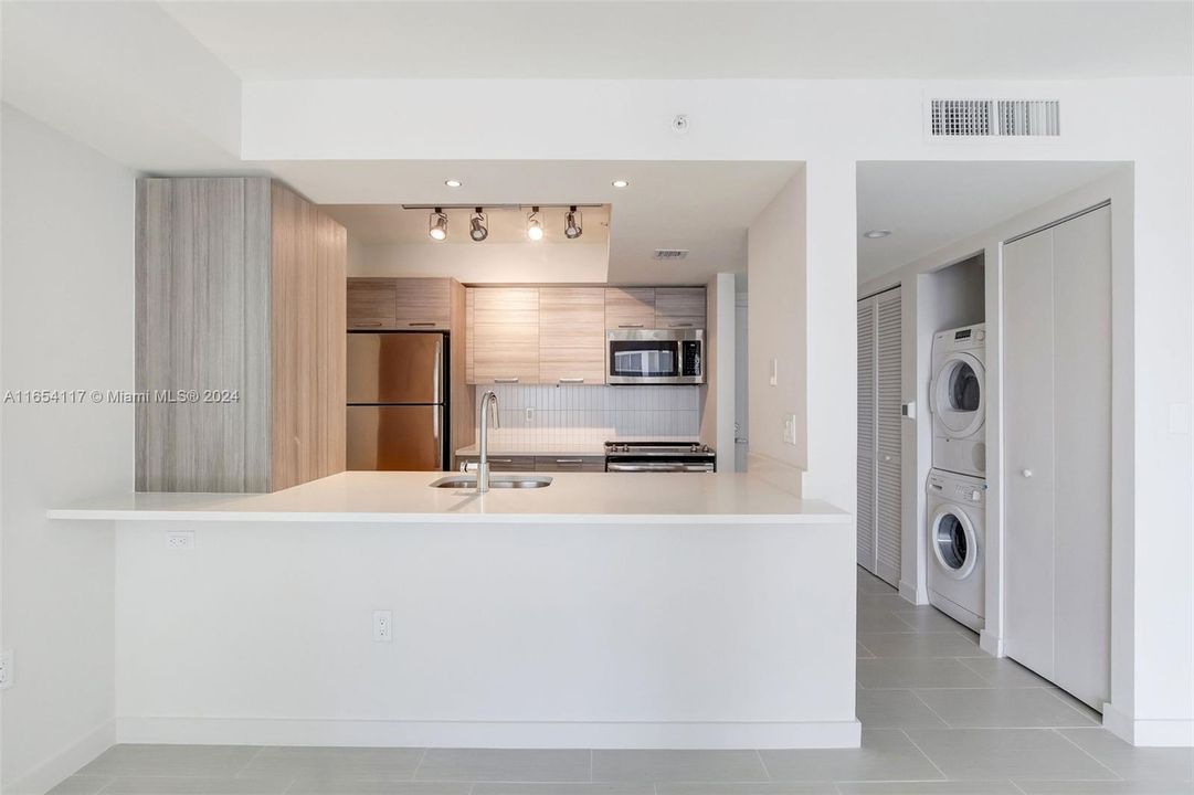 Active With Contract: $3,950 (2 beds, 2 baths, 1246 Square Feet)