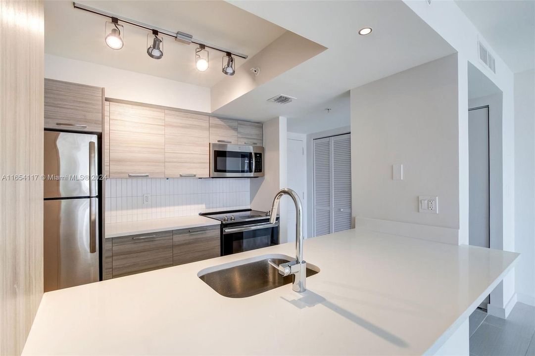 Active With Contract: $3,950 (2 beds, 2 baths, 1246 Square Feet)