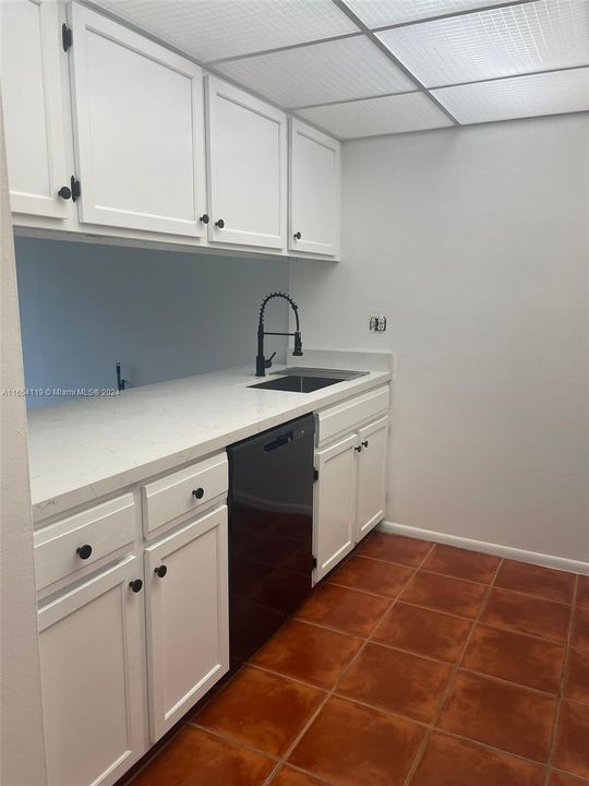 Active With Contract: $1,400 (1 beds, 1 baths, 420 Square Feet)