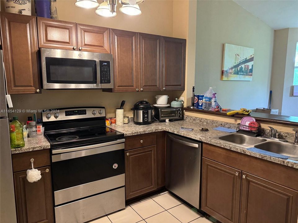 For Sale: $240,000 (2 beds, 2 baths, 930 Square Feet)