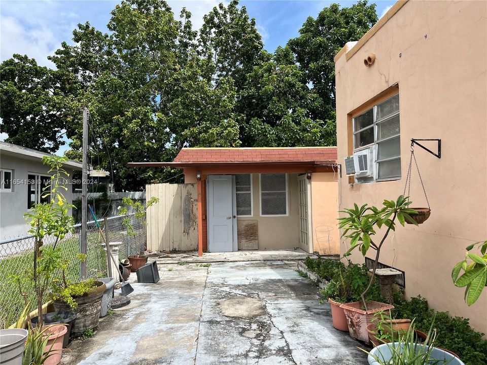 Patio between Front Unit and Rear Unit