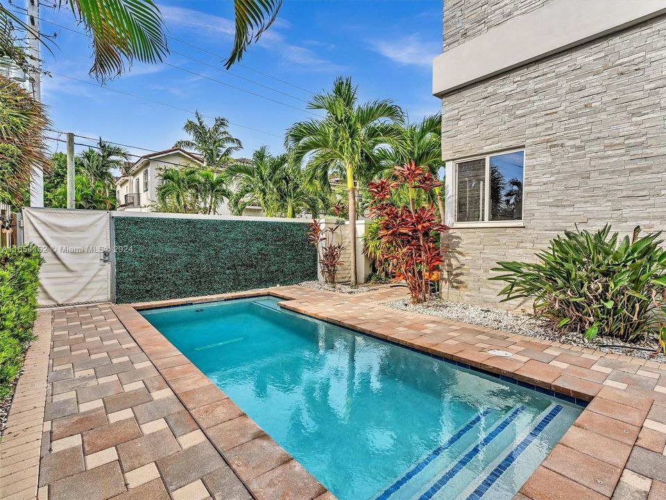 Recently Sold: $1,199,000 (3 beds, 3 baths, 2352 Square Feet)