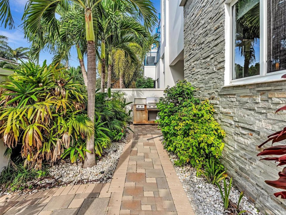 Recently Sold: $1,199,000 (3 beds, 3 baths, 2352 Square Feet)