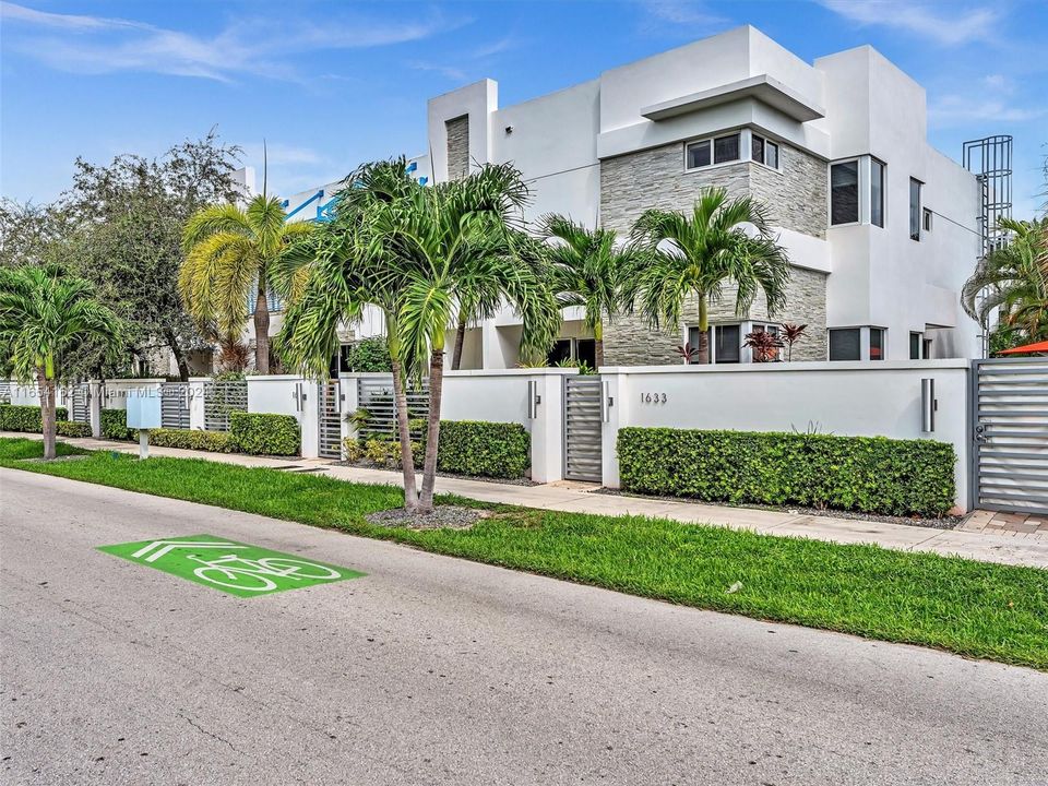 Recently Sold: $1,199,000 (3 beds, 3 baths, 2352 Square Feet)