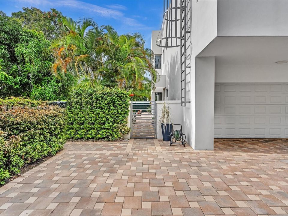 Recently Sold: $1,199,000 (3 beds, 3 baths, 2352 Square Feet)