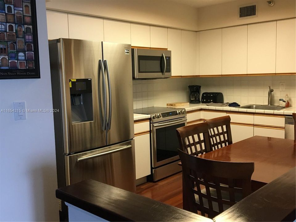 Active With Contract: $3,500 (2 beds, 2 baths, 1181 Square Feet)