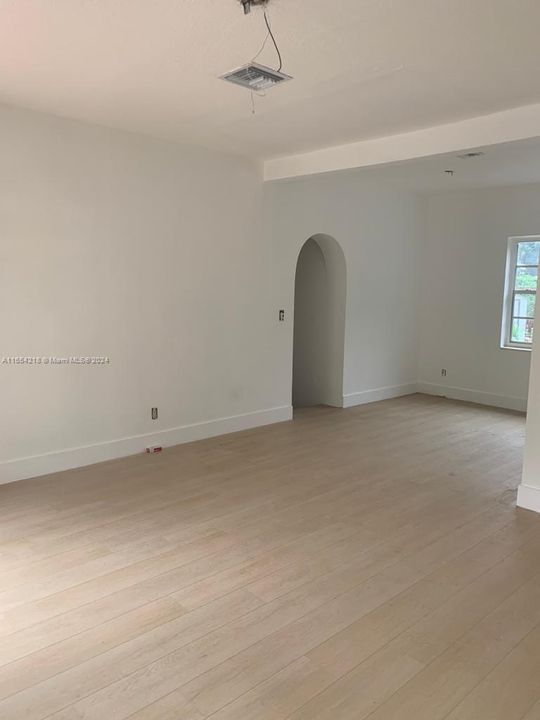 Active With Contract: $3,000 (3 beds, 2 baths, 1015 Square Feet)