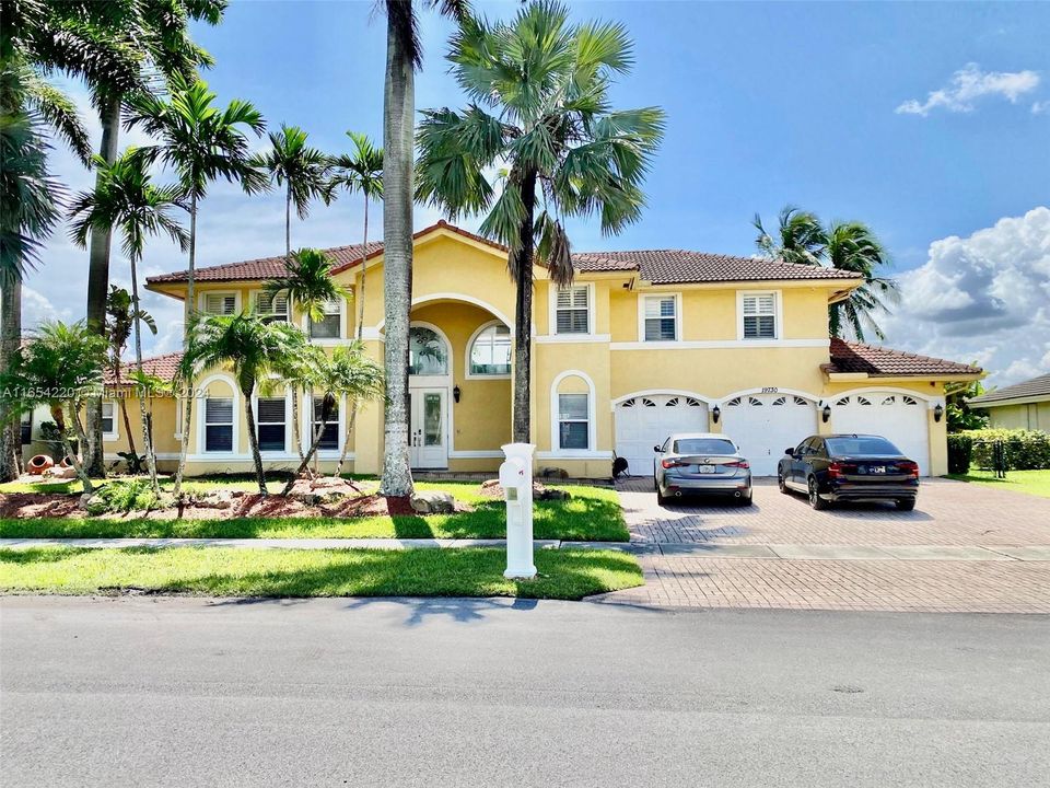 For Sale: $1,150,000 (5 beds, 3 baths, 3514 Square Feet)