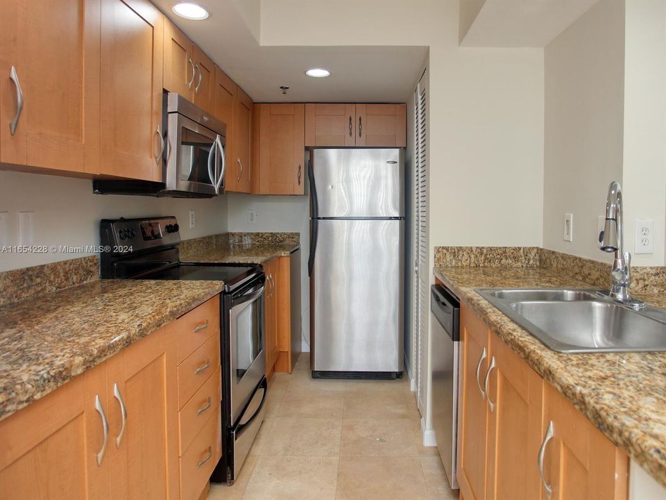 Active With Contract: $3,100 (3 beds, 3 baths, 1438 Square Feet)