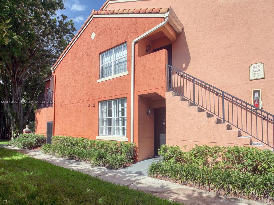 Active With Contract: $3,100 (3 beds, 3 baths, 1438 Square Feet)