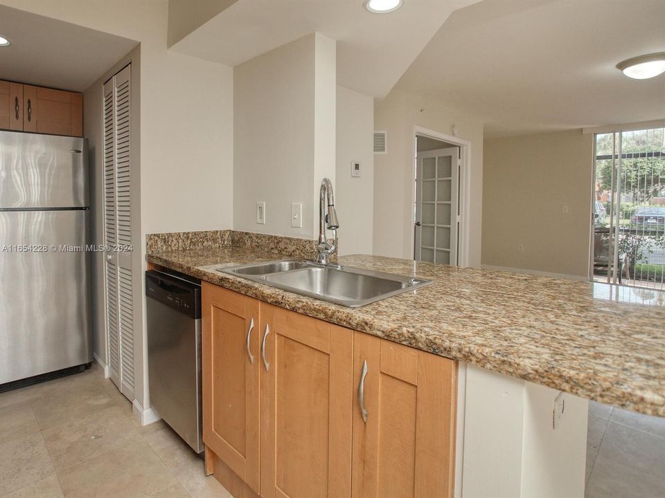 Active With Contract: $3,100 (3 beds, 3 baths, 1438 Square Feet)