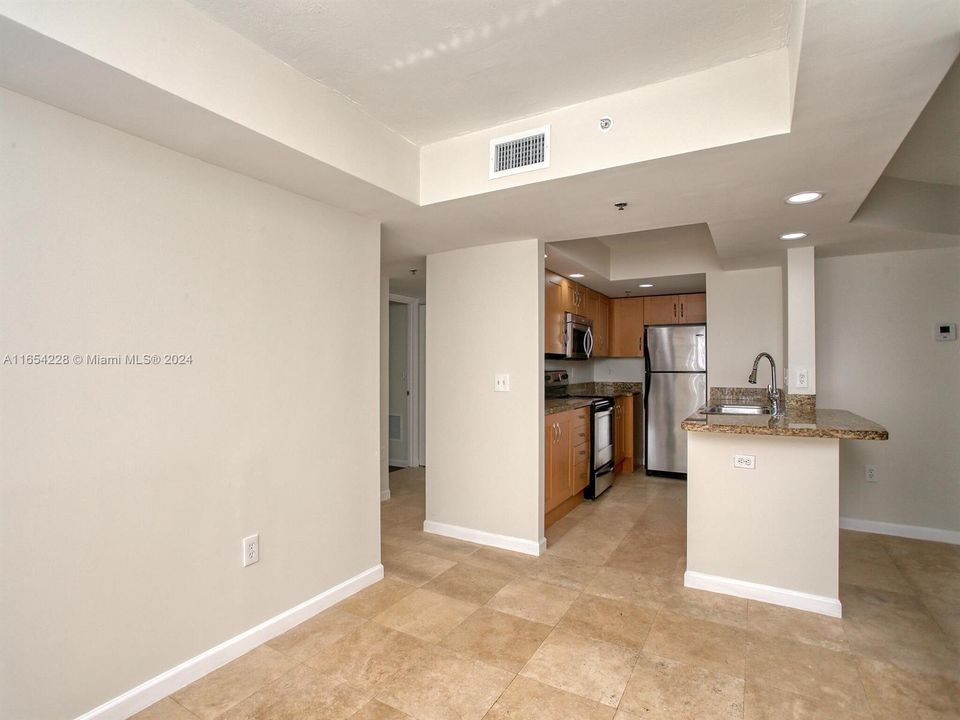 Active With Contract: $3,100 (3 beds, 3 baths, 1438 Square Feet)