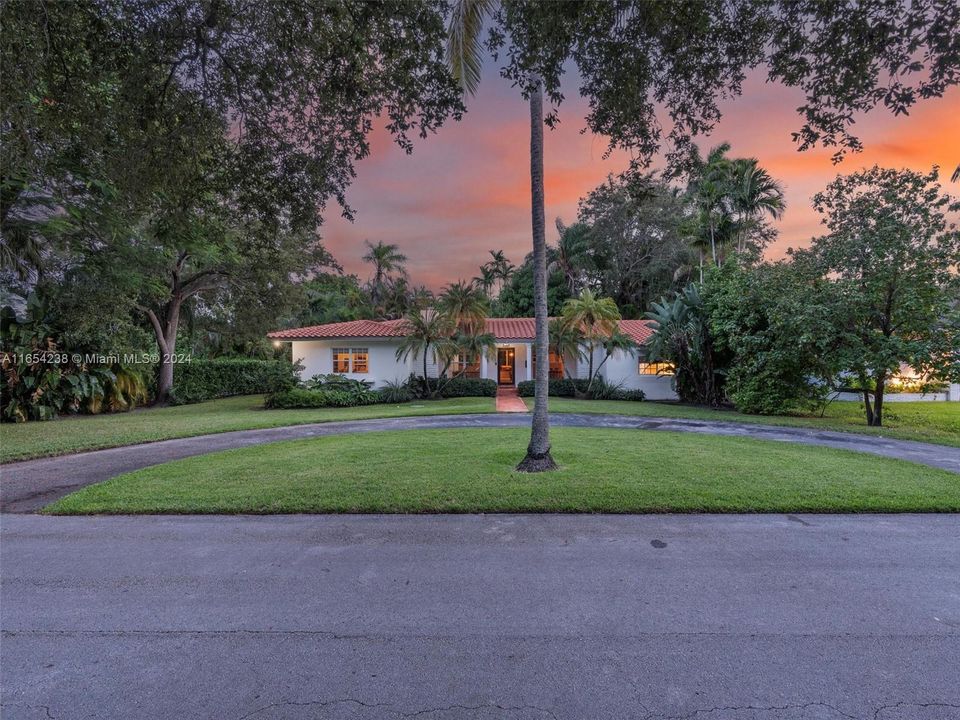 For Sale: $1,999,000 (3 beds, 3 baths, 2372 Square Feet)