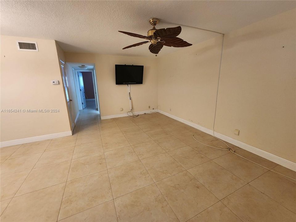 For Sale: $239,000 (2 beds, 2 baths, 1000 Square Feet)