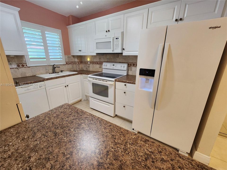 For Sale: $239,000 (2 beds, 2 baths, 1000 Square Feet)