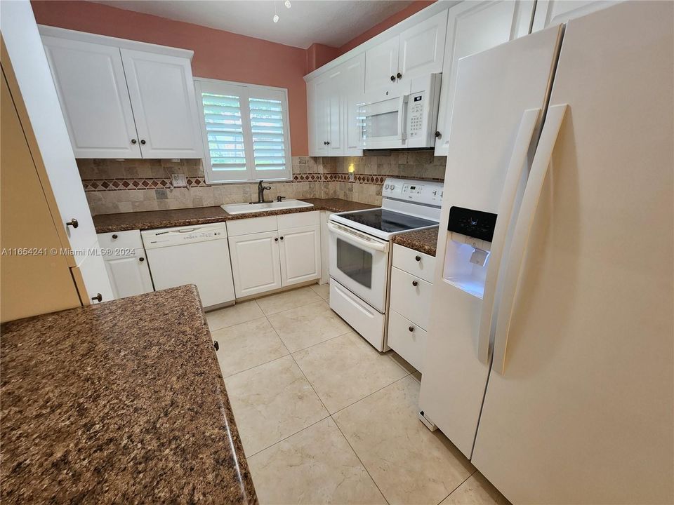 For Sale: $239,000 (2 beds, 2 baths, 1000 Square Feet)