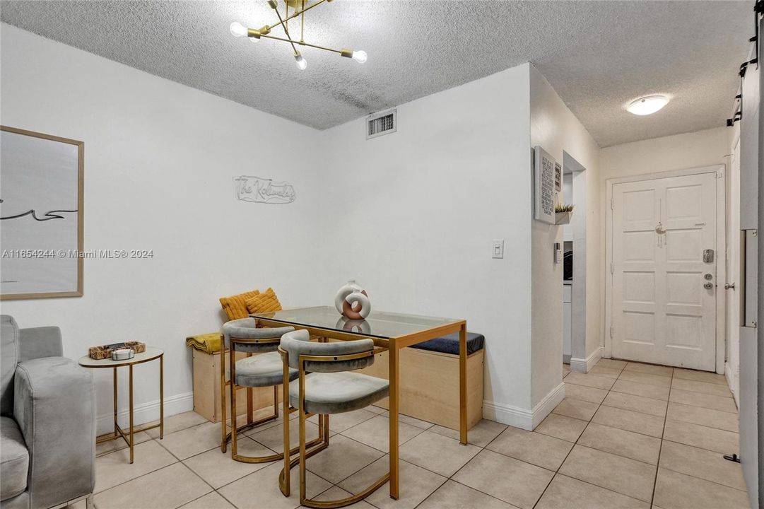 For Rent: $1,950 (1 beds, 1 baths, 801 Square Feet)