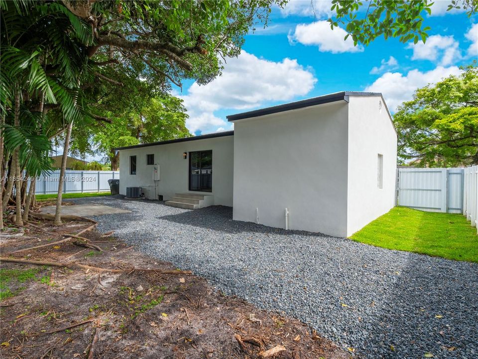 For Sale: $699,999 (3 beds, 1 baths, 1002 Square Feet)