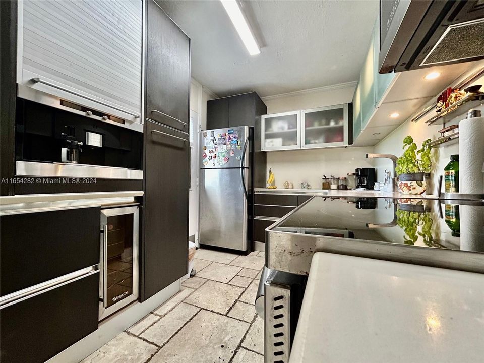 For Sale: $299,950 (2 beds, 2 baths, 1081 Square Feet)