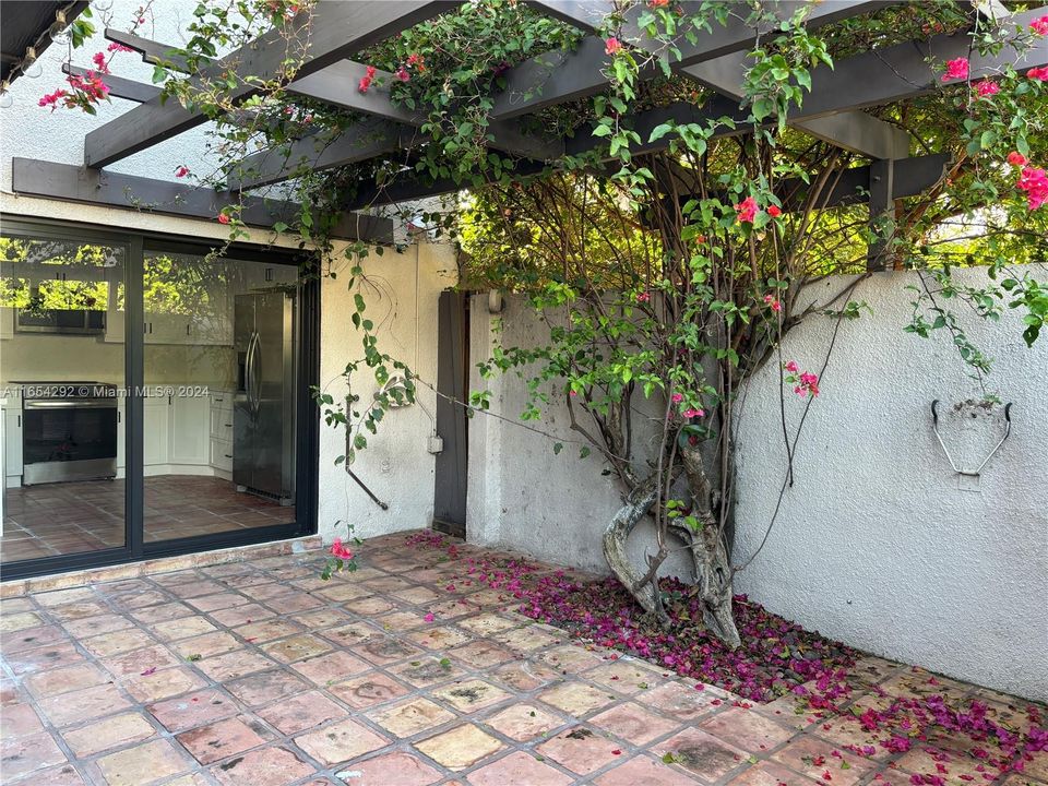 Active With Contract: $3,100 (2 beds, 2 baths, 1234 Square Feet)