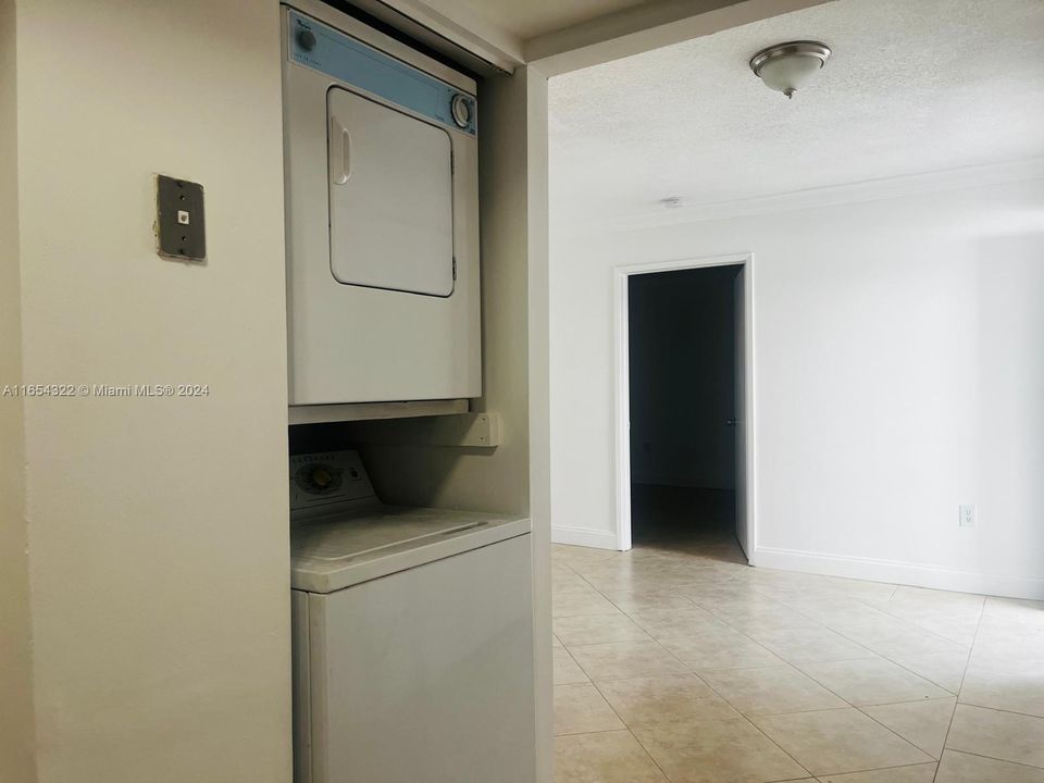 Active With Contract: $2,500 (2 beds, 2 baths, 992 Square Feet)