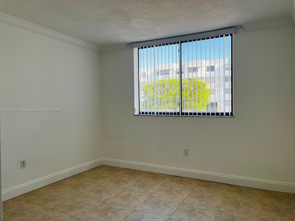 Active With Contract: $2,500 (2 beds, 2 baths, 992 Square Feet)