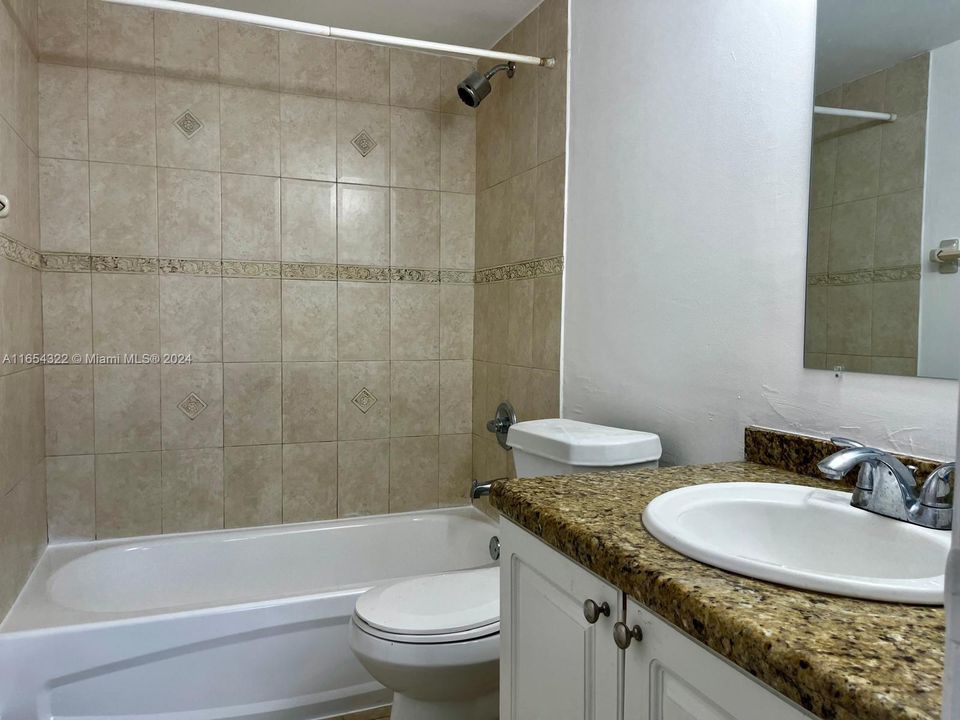 Active With Contract: $2,500 (2 beds, 2 baths, 992 Square Feet)