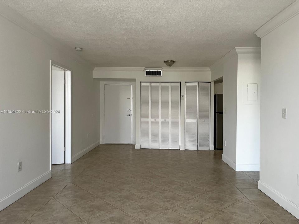 Active With Contract: $2,500 (2 beds, 2 baths, 992 Square Feet)