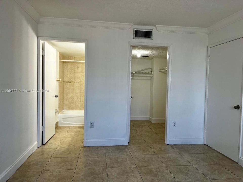 Active With Contract: $2,500 (2 beds, 2 baths, 992 Square Feet)