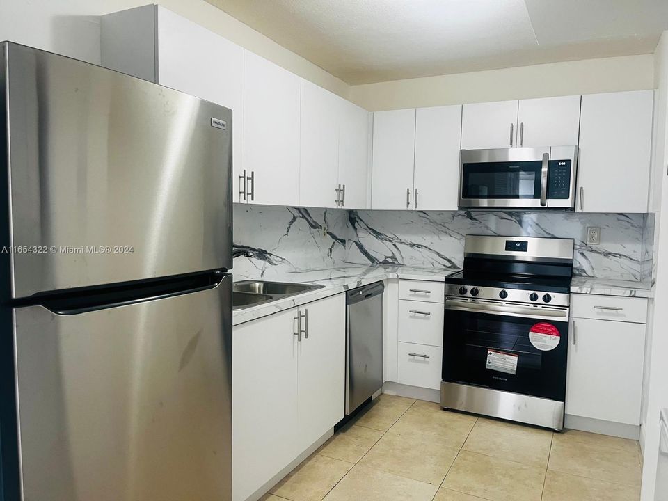 Active With Contract: $2,500 (2 beds, 2 baths, 992 Square Feet)