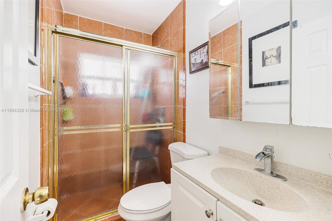 En Venta: $689,000 (3 camas, 3 baños, 1400 Pies cuadrados)