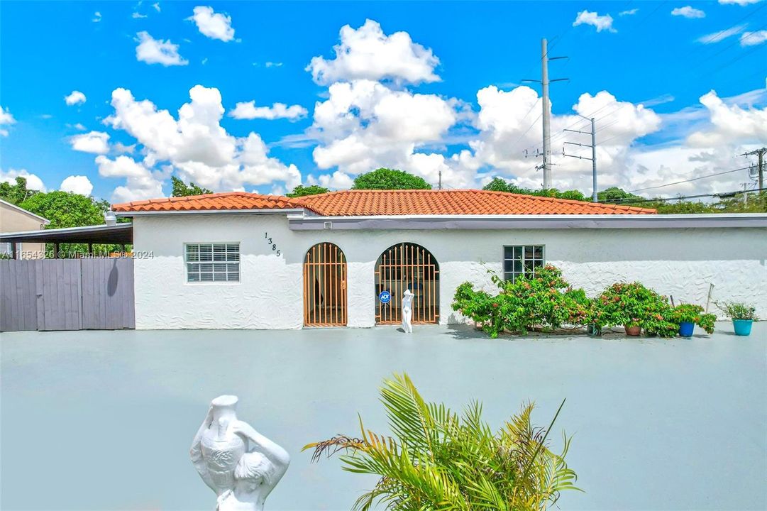 En Venta: $689,000 (3 camas, 3 baños, 1400 Pies cuadrados)