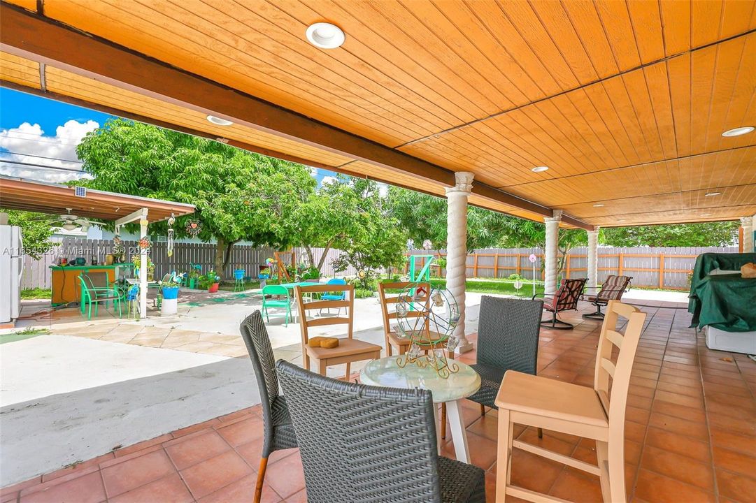 En Venta: $689,000 (3 camas, 3 baños, 1400 Pies cuadrados)