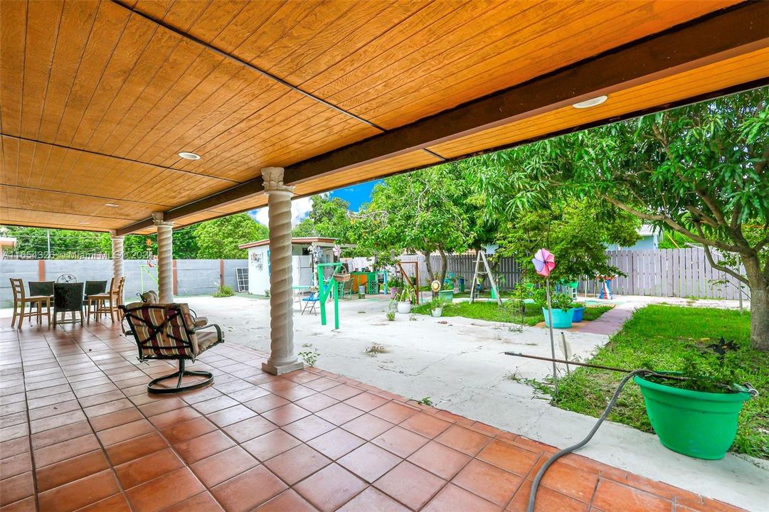 En Venta: $689,000 (3 camas, 3 baños, 1400 Pies cuadrados)