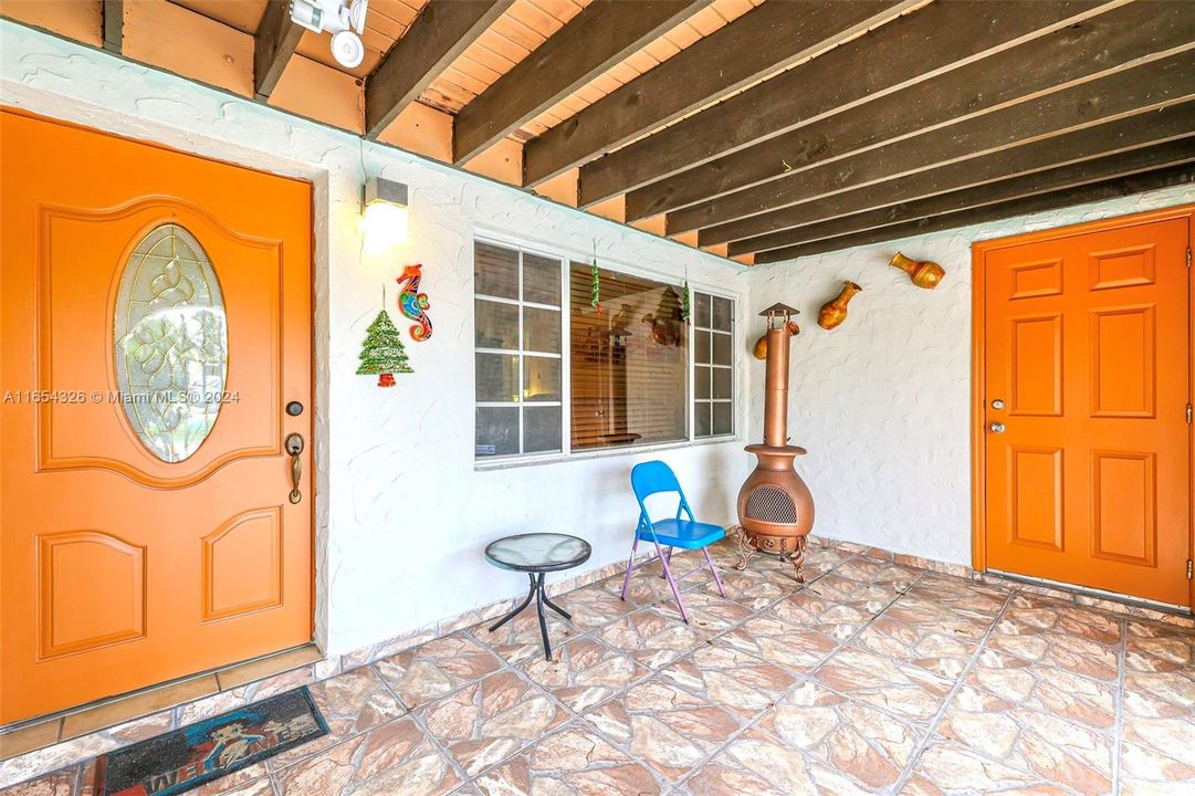 En Venta: $689,000 (3 camas, 3 baños, 1400 Pies cuadrados)