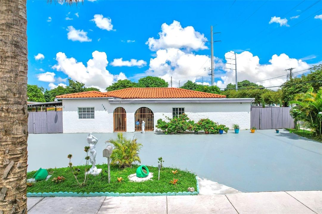 En Venta: $689,000 (3 camas, 3 baños, 1400 Pies cuadrados)