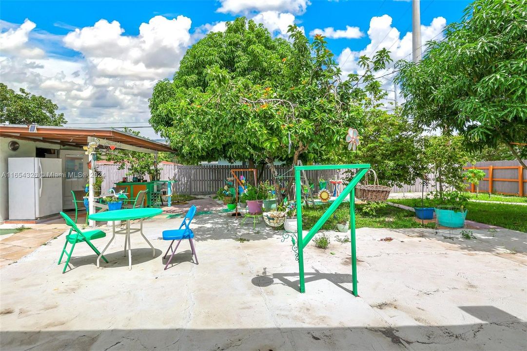 For Sale: $689,000 (3 beds, 3 baths, 1400 Square Feet)