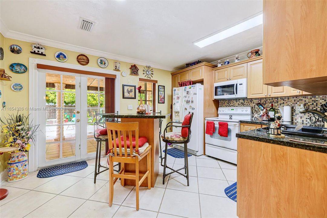 For Sale: $689,000 (3 beds, 3 baths, 1400 Square Feet)