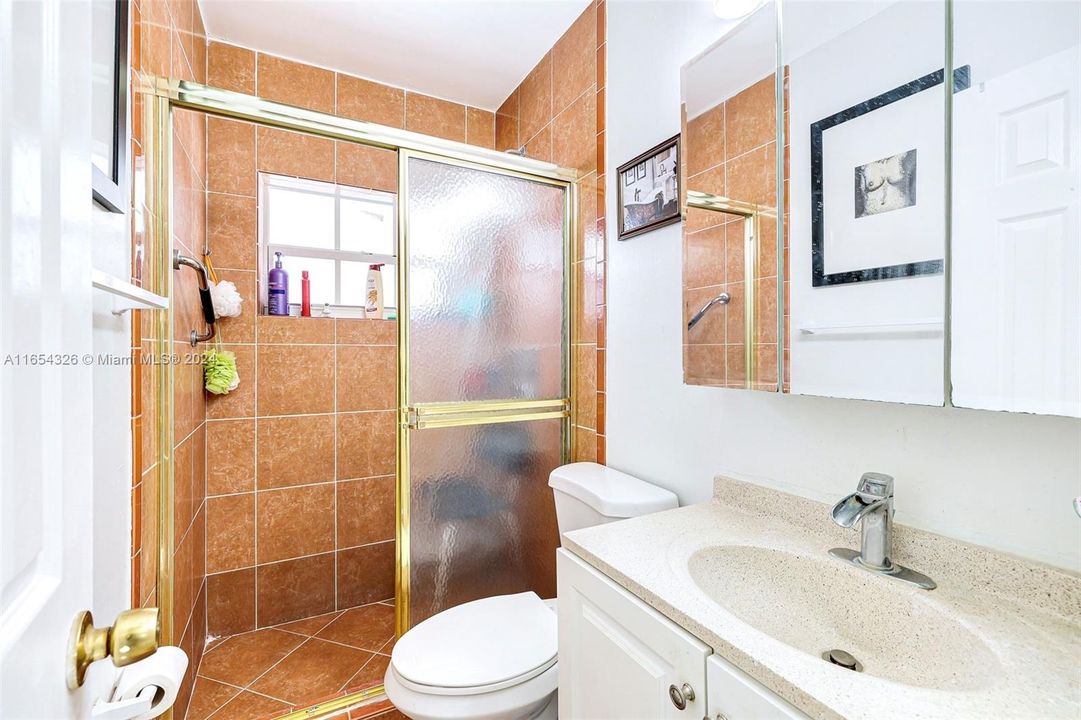 En Venta: $689,000 (3 camas, 3 baños, 1400 Pies cuadrados)