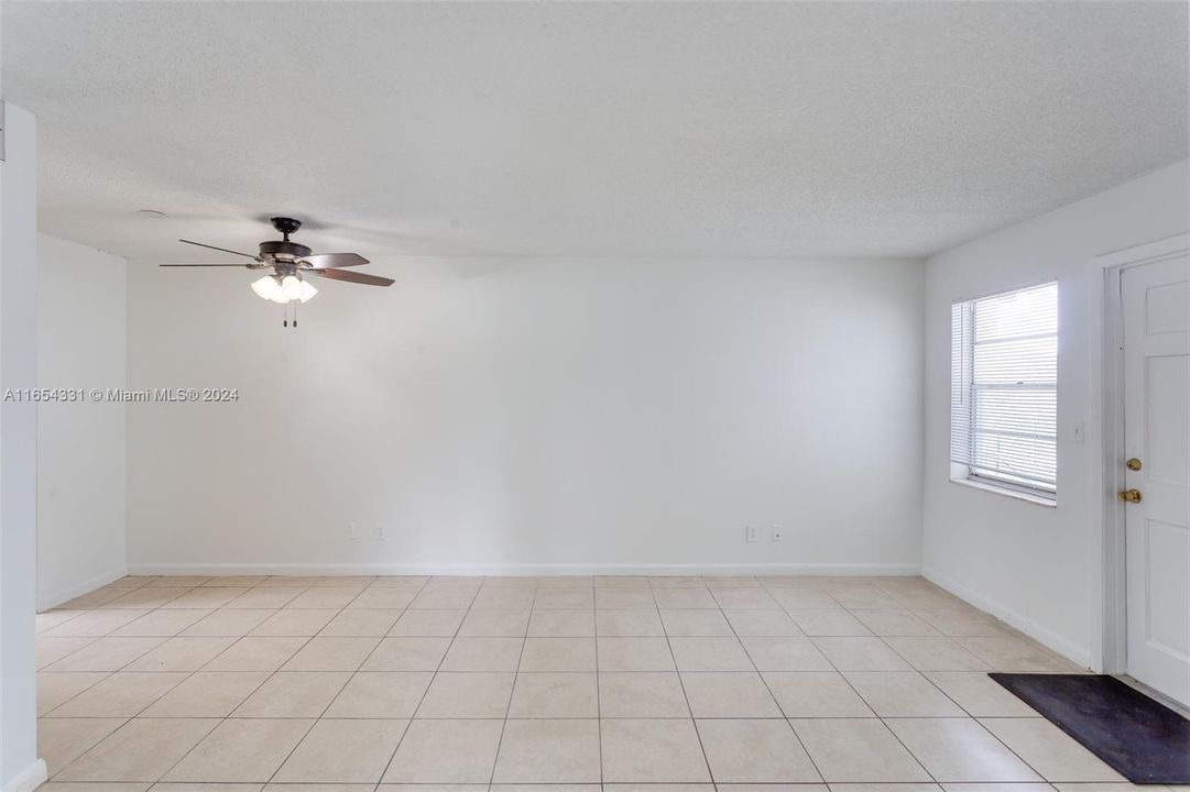 For Sale: $179,900 (2 beds, 1 baths, 730 Square Feet)