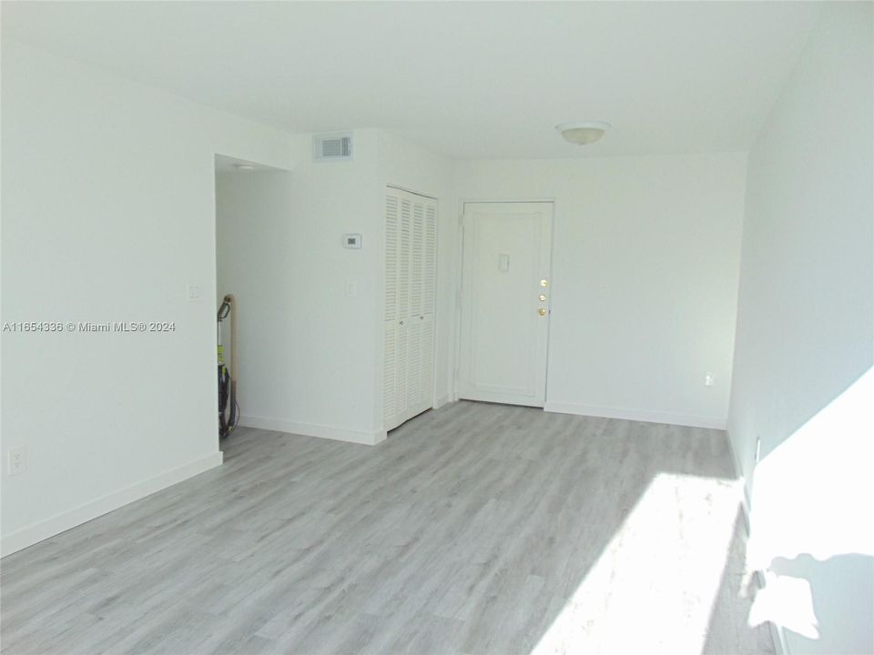 For Rent: $2,000 (1 beds, 1 baths, 710 Square Feet)