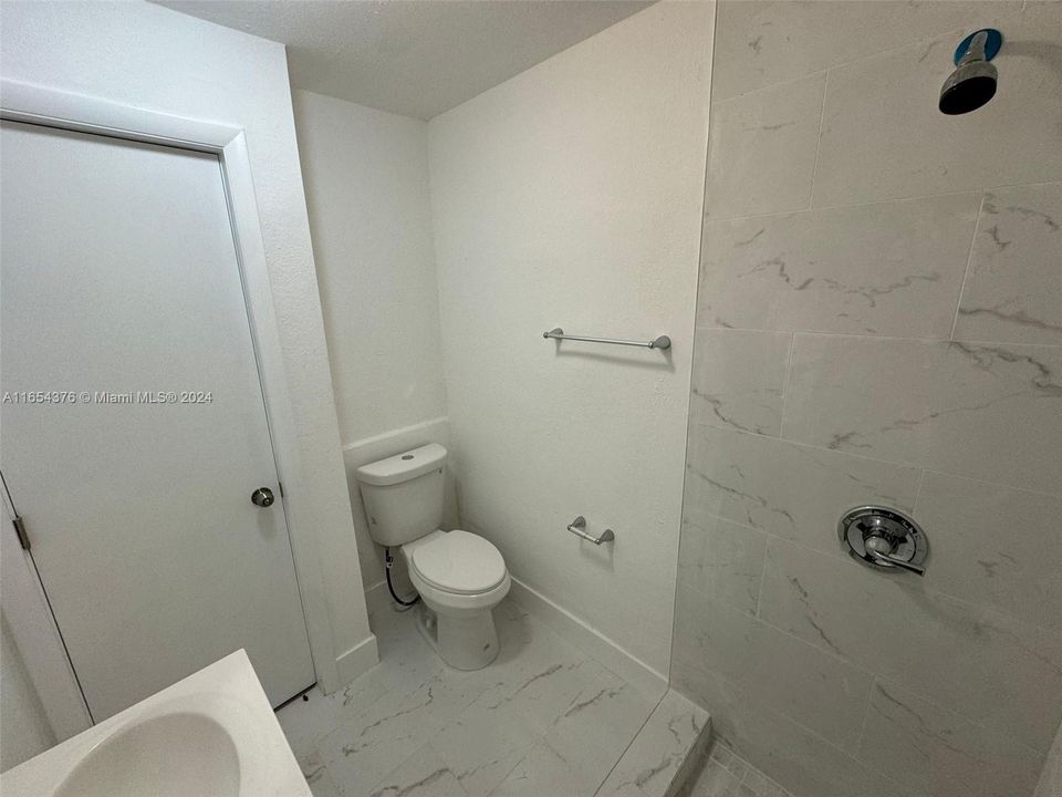 For Rent: $2,700 (3 beds, 1 baths, 773 Square Feet)