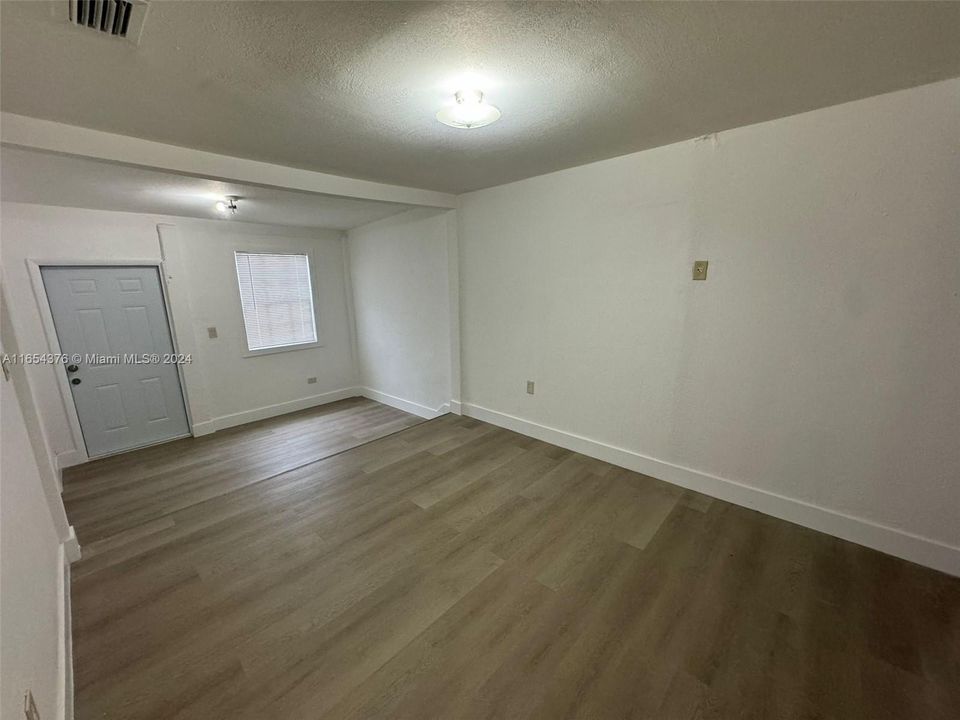 For Rent: $2,700 (3 beds, 1 baths, 773 Square Feet)